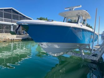 33' Everglades 2018 Yacht For Sale